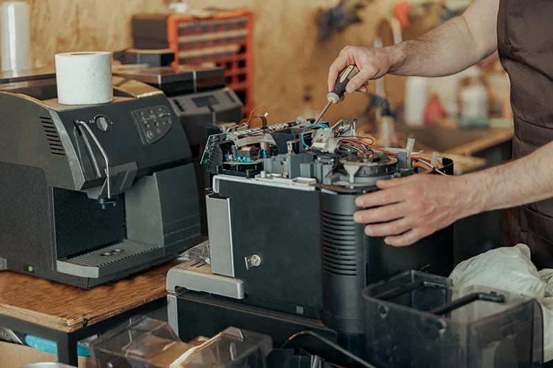 Reparatur einer Kaffeemaschine